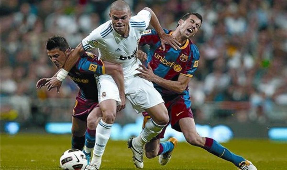 Pepe pugna con Villa y Busquets en busca del balón, el sábado en el Bernabéu. Pepe pugna con Villa y Busquets en busca del balón, el sábado en el Bernabéu.