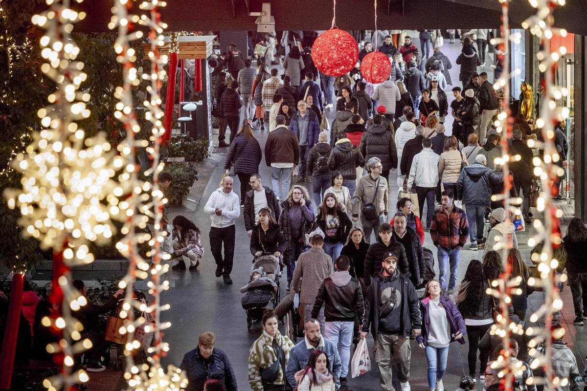 Barcelona 03/12/2022 Ambiente de compras de navidad en el centro comercial La Maquinista Foto de Ferran Nadeu