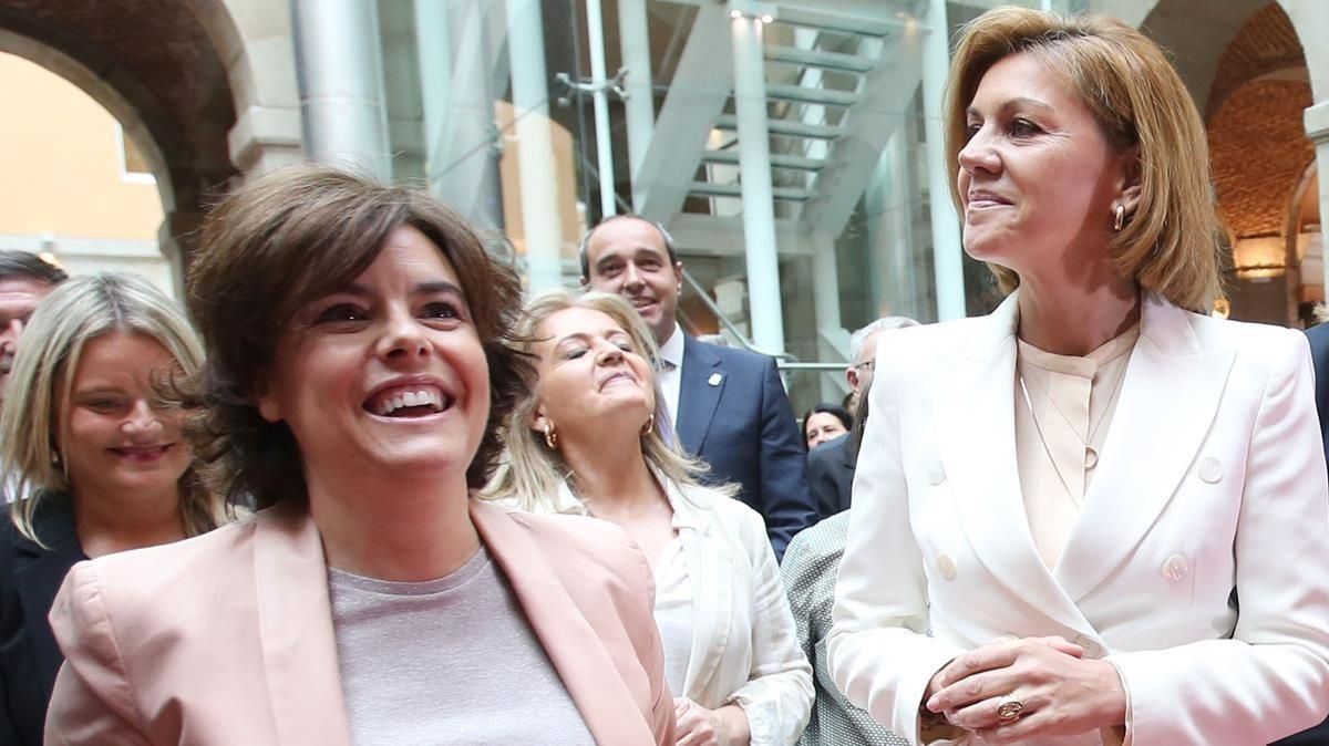 Soraya Sáenz de Santamaría y María Dolores de Cospedal, en una imagen de archivo correspondiente a la toma de posesión del presidente de la Comunidad de Madrid. Soraya Sáenz de Santamaría y María Dolores de Cospedal, en una imagen de archivo correspondiente a la toma de posesión del presidente de la Comunidad de Madrid.