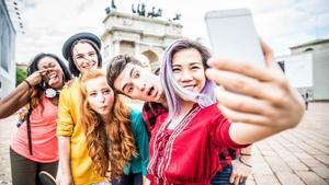 Un grupo de jóvenes se hace un selfi.