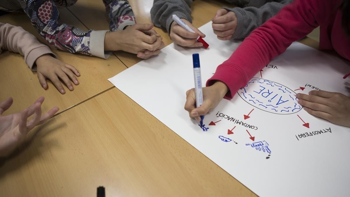 Alumnos del instituto Jaume Balmes durante el proyecto Enlaira’t sobre la contaminación en la ciudad de Barcelona Alumnos del instituto Jaume Balmes durante el proyecto Enlaira’t sobre la contaminación en la ciudad de Barcelona