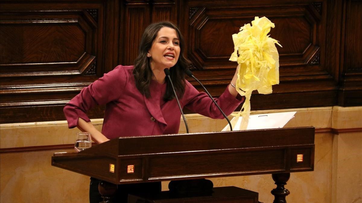 La diputada de Ciudadanos Inés Arrimadas, exhibiendo en el Parlament lazos amarillos retirados por ella misma. La diputada de Ciudadanos Inés Arrimadas, exhibiendo en el Parlament lazos amarillos retirados por ella misma.