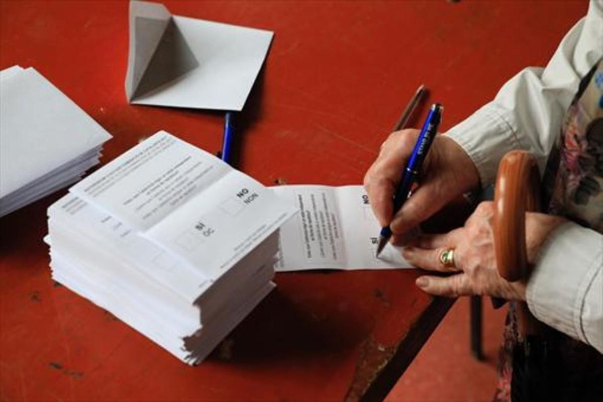 Una ciudadana se dispone a votar en el referéndum del 1 de octubre. Una ciudadana se dispone a votar en el referéndum del 1 de octubre.