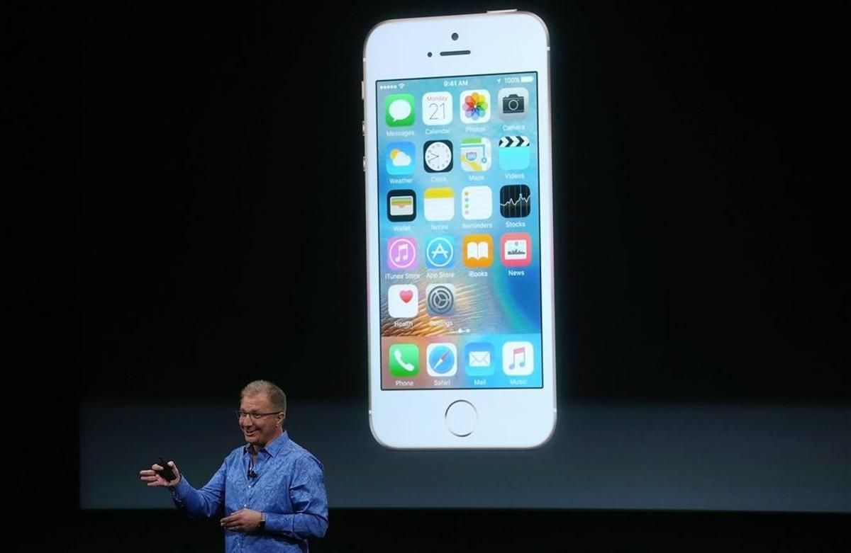 Joswiak, con el nuevo iPhone SE de Apple. Joswiak, con el nuevo iPhone SE de Apple.