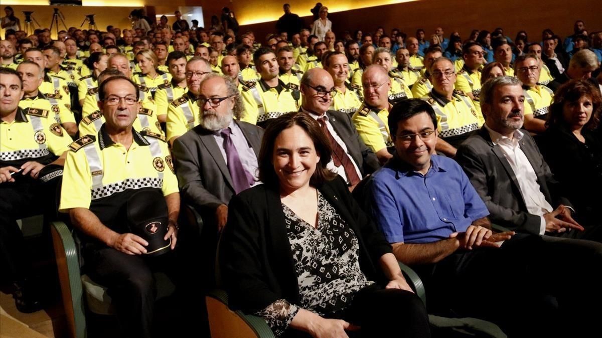 Ada Colau, acompañada por agentes de la Guardia Urbana en el Auditori. Ada Colau, acompañada por agentes de la Guardia Urbana en el Auditori.