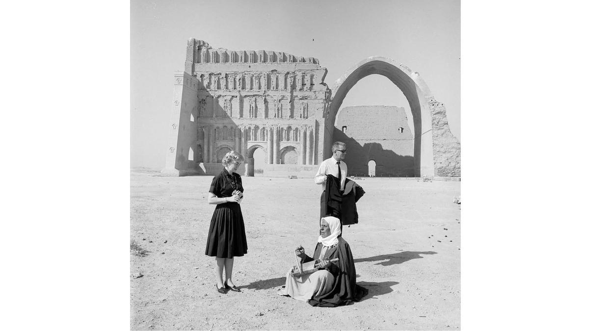 Turistas norteamericanos ante las ruinas del Taq Kasra, en la antigua Ctesifonte (Salman Pak, norte de Iraq), 1964. 