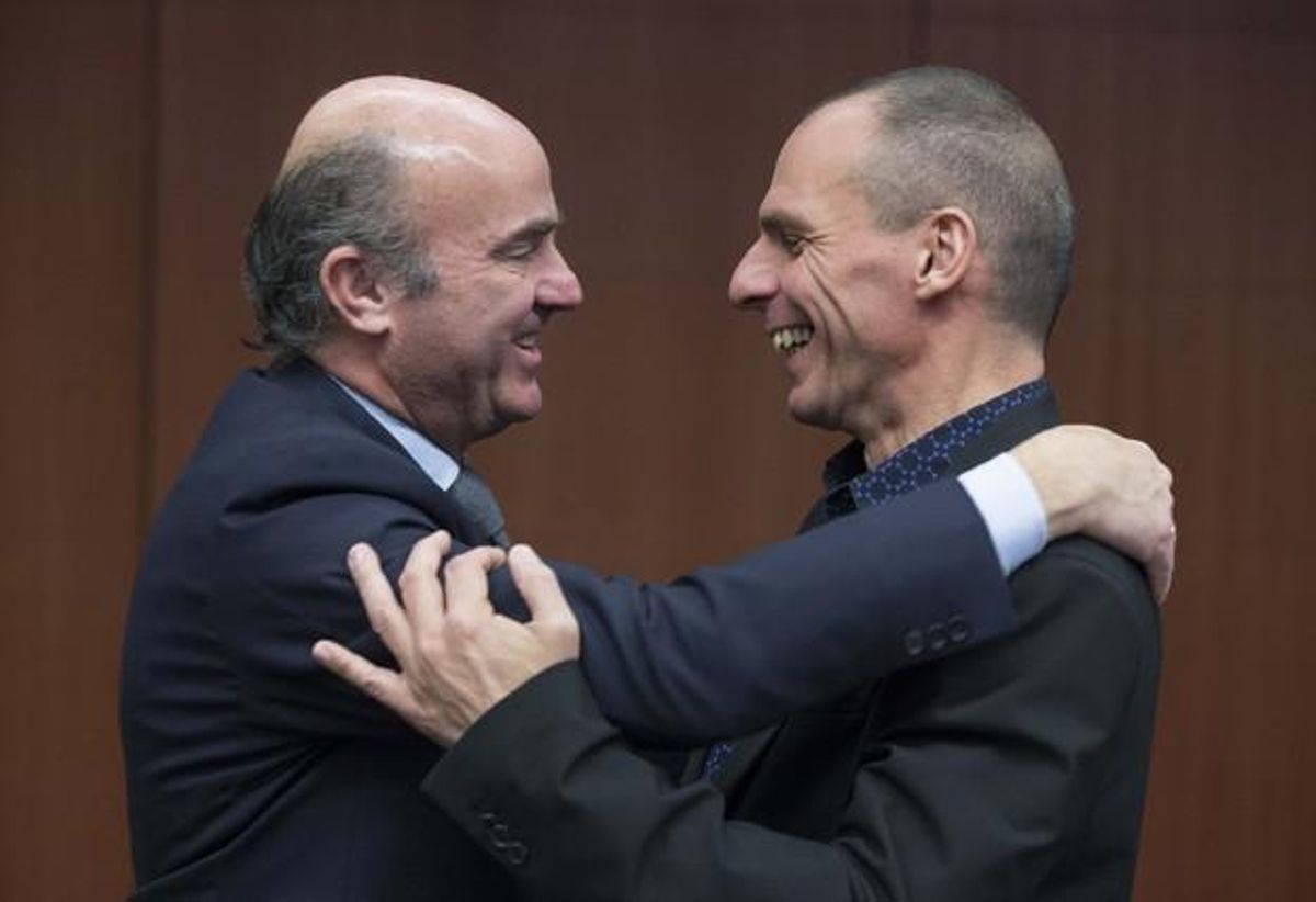 SGuindos pone su brazo por encima de Varoufakis. SGuindos pone su brazo por encima de Varoufakis.