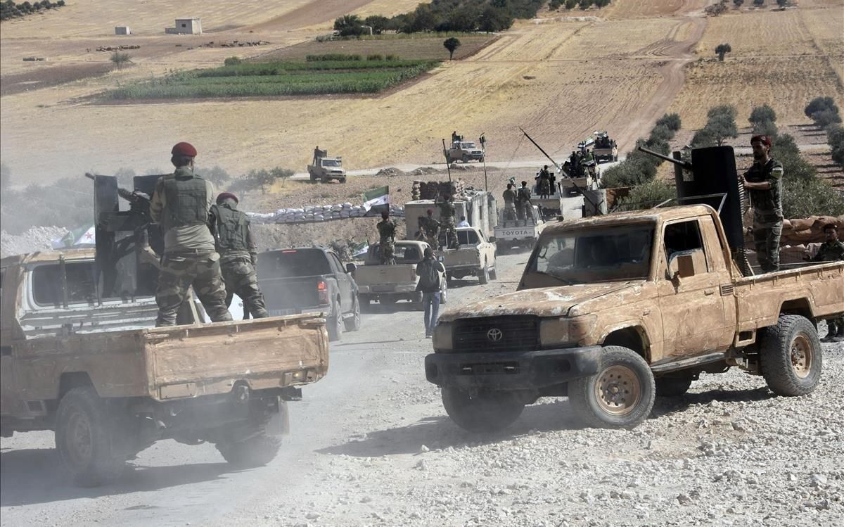 Tropas turcas se dirigen hacia la ciudad siria de Tal Abyad. Tropas turcas se dirigen hacia la ciudad siria de Tal Abyad.