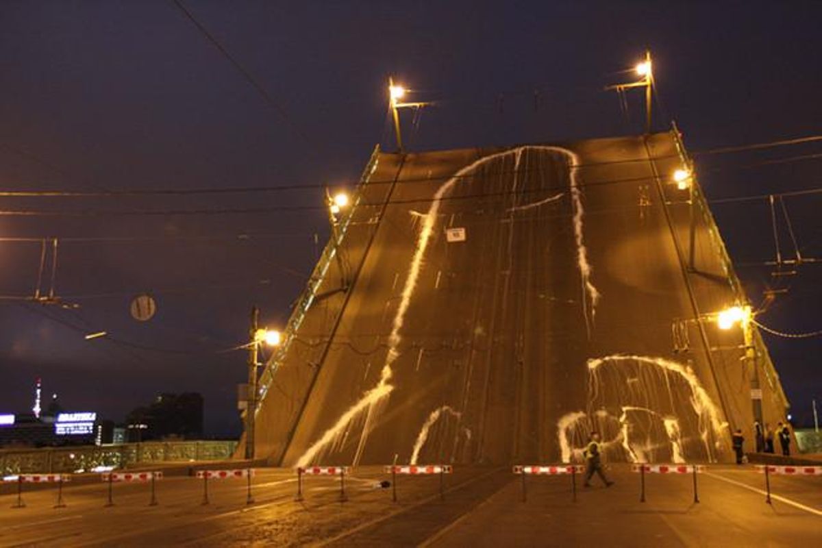 El grafiti, en el puente de Letéini de San Petersburgo, justo enfrente de la sede del antiguo KGB, el 14 de julio del 2010. El grafiti, en el puente de Letéini de San Petersburgo, justo enfrente de la sede del antiguo KGB, el 14 de julio del 2010.