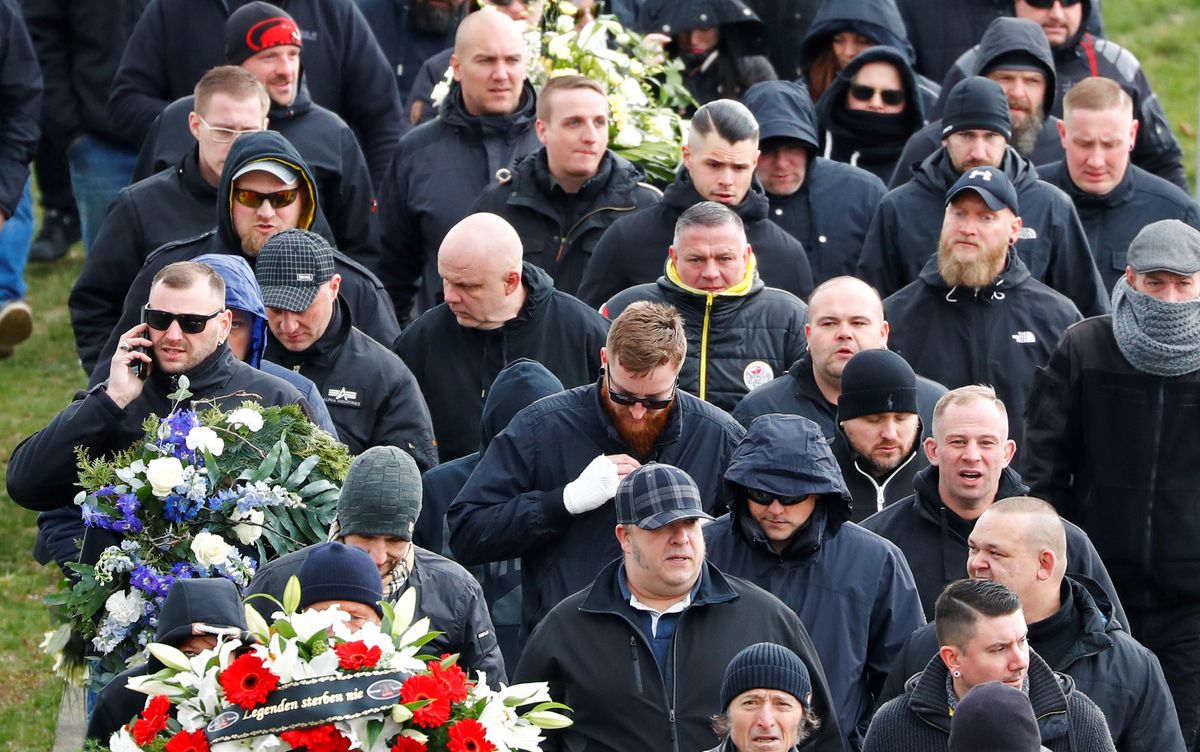 Seguidores de Thomas Haller, fundador del grupo neonazi ’HooNaRa’, en un acto de homenaje celebrado en marzo del 2019 en Chemnitz diez días después de la muerte del líder ultra. Seguidores de Thomas Haller, fundador del grupo neonazi ’HooNaRa’, en un acto de homenaje celebrado en marzo del 2019 en Chemnitz diez días después de la muerte del líder ultra.