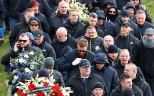 Seguidores de Thomas Haller, fundador del grupo neonazi ’HooNaRa’, en un acto de homenaje celebrado en marzo del 2019 en Chemnitz diez días después de la muerte del líder ultra. 