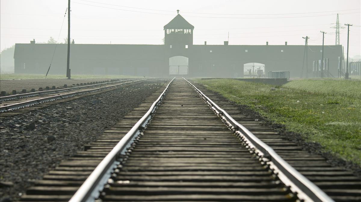 La vía de tren que conduce al campo nazi de Auschwitz. 
