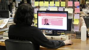 Lectura de la newsletter del director de ’El Periódico’ / Foto de Julio Carbó