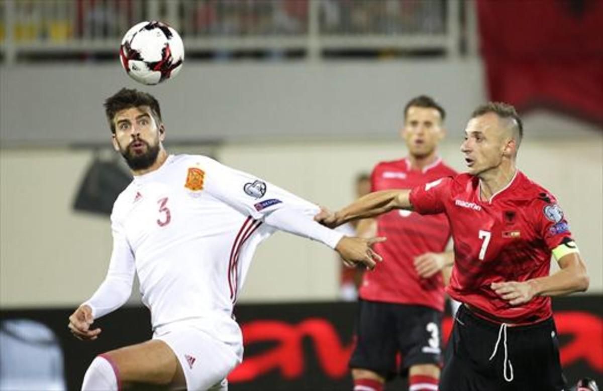 ENTREGA Piqué intenta un remate, durante el partido contra Albania. ENTREGA Piqué intenta un remate, durante el partido contra Albania.