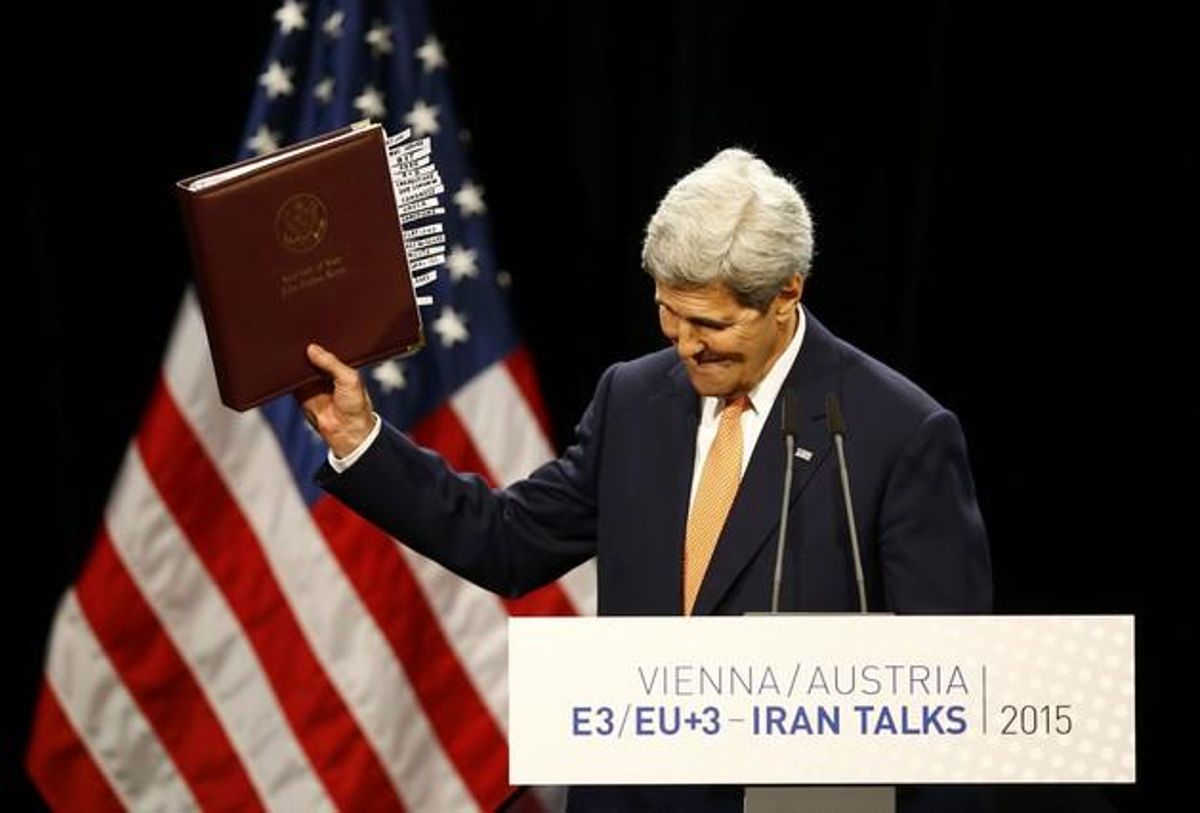 El Secretario de Estado John Kerry celebra el acuerdo sobre el programa nuclear de Irán en Viena. El Secretario de Estado John Kerry celebra el acuerdo sobre el programa nuclear de Irán en Viena.