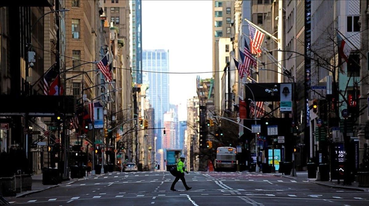 Un peatón cruza la quinta avenida en Nueva York. Un peatón cruza la quinta avenida en Nueva York.
