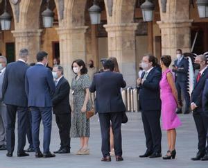 El rey Felipe VI y el presidente del Gobierno, Pedro Sánchez, saludan a los presidentes de las comunidades autónomas antes de la foto oficial de la XXIV Conferencia de Presidentes, el pasado 30 de agosto de 2021 en Salamanca.