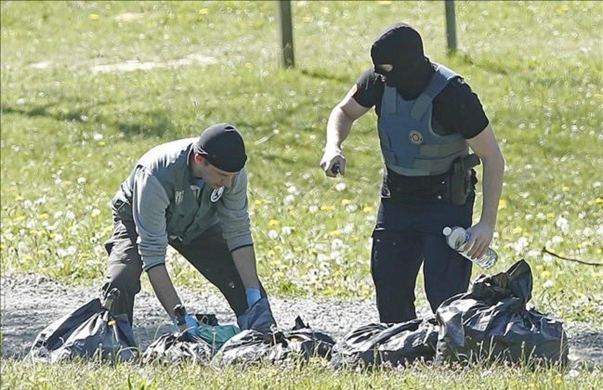 Agentes de la policía francesa inspeccionan uno de los zulos entregados por ETA, en la localidad de Saint-Pée-sur-Nivelle. Agentes de la policía francesa inspeccionan uno de los zulos entregados por ETA, en la localidad de Saint-Pée-sur-Nivelle.