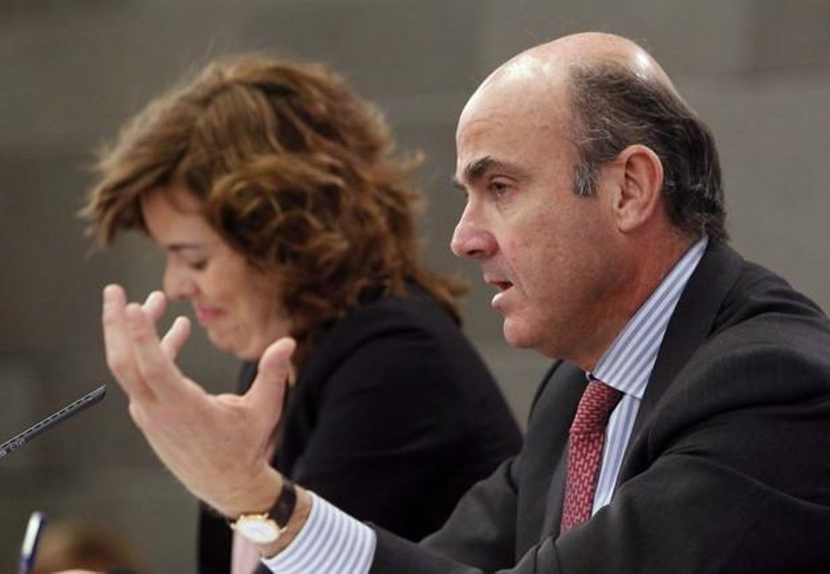 Luis de Guindos, con Soraya Saenz de Santamaría, tras el Consejo de Ministros. Luis de Guindos, con Soraya Saenz de Santamaría, tras el Consejo de Ministros.