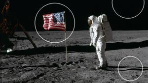 Imagen captada durante el primer paseo lunar del Apollo 11 en el que se señalan las ondulaciones de la bandera, la falta de estrellas y las enigmáticas sombras proyectadas; algunos de los argumentos utilizados para demostrar que el alunizaje fue un fraude