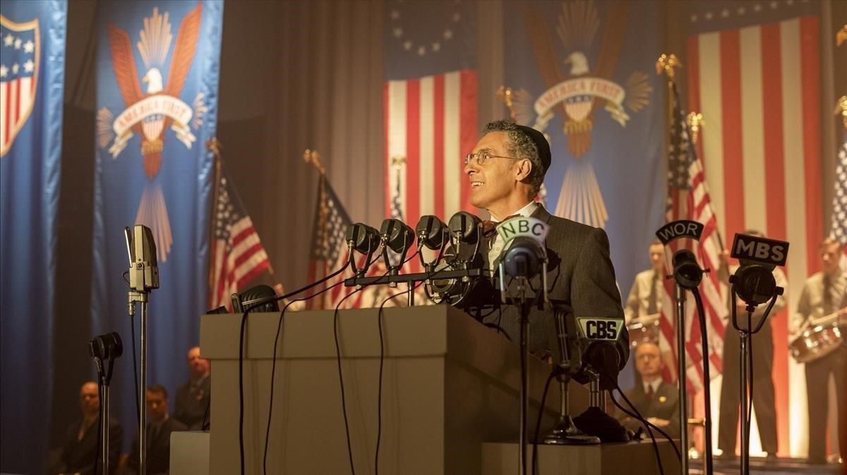John Turturro, en el papel del rabino Lionel Bengelsdorf, muleta pese a su religión del antisemita Lindbergh de Philip Roth. John Turturro, en el papel del rabino Lionel Bengelsdorf, muleta pese a su religión del antisemita Lindbergh de Philip Roth.