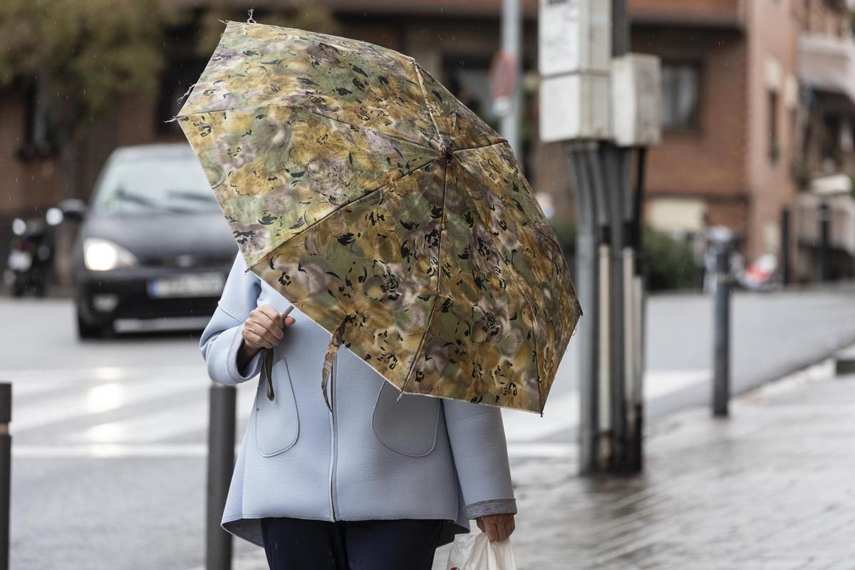 Abrigo y paraguas para un inicio de semana marcado por la borrasca Efraín
