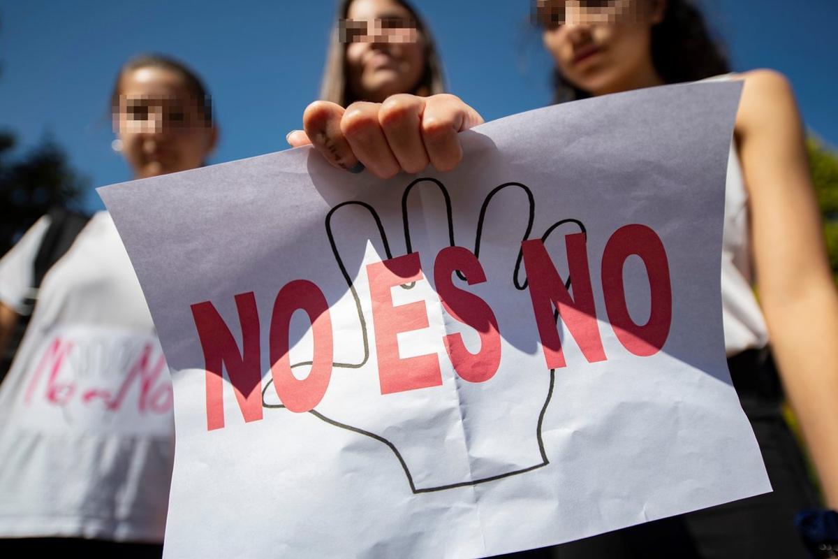 Tres chicas exhiben un cartel tras la sentencia contra ’La Manada’, en una imagen de archivo.