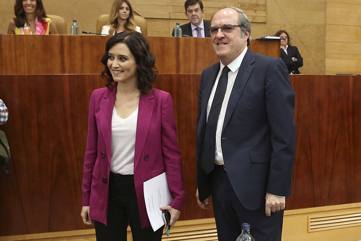 Isabel Díaz Ayuso (PP) y Ángel Gabilondo (PSOE), en julio de 2019, en la sesión de investidura. Isabel Díaz Ayuso (PP) y Ángel Gabilondo (PSOE), en julio de 2019, en la sesión de investidura.