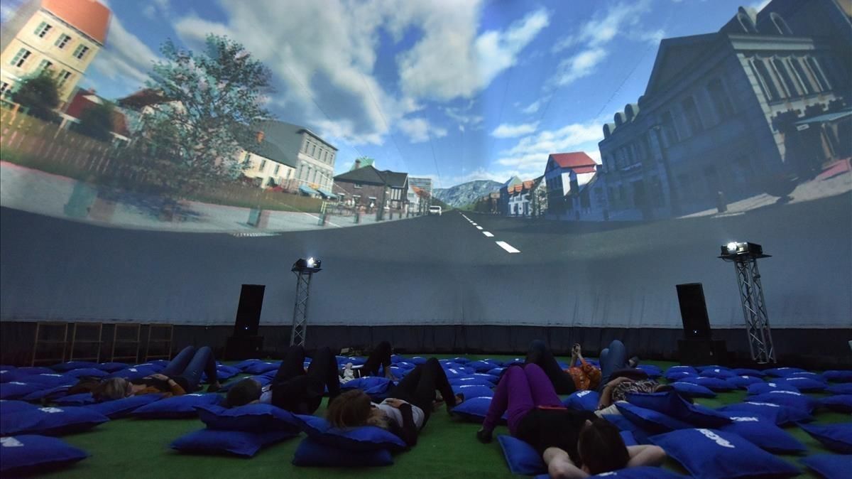 Proyección de ’Islandia en 360º’ al lado del Arc del Triomf en las fiestas de la Mercè. Proyección de ’Islandia en 360º’ al lado del Arc del Triomf en las fiestas de la Mercè.