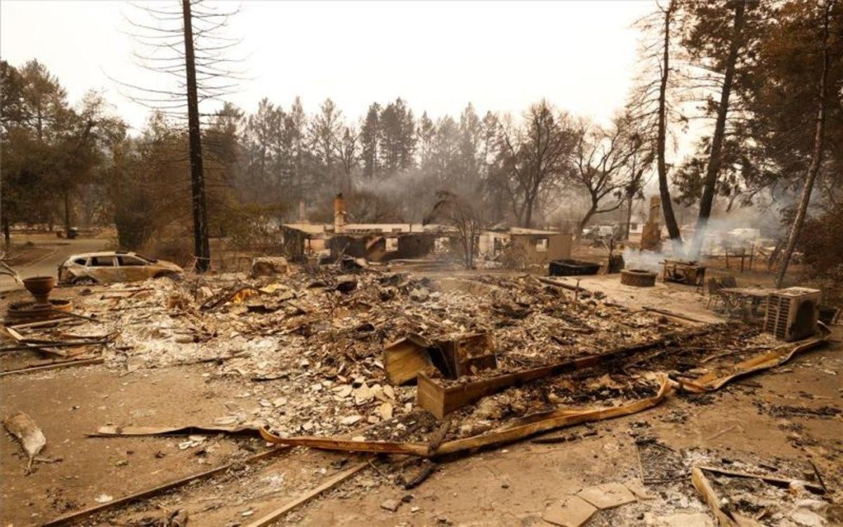 Casas quemadas en California por los incendios forestales. Casas quemadas en California por los incendios forestales.