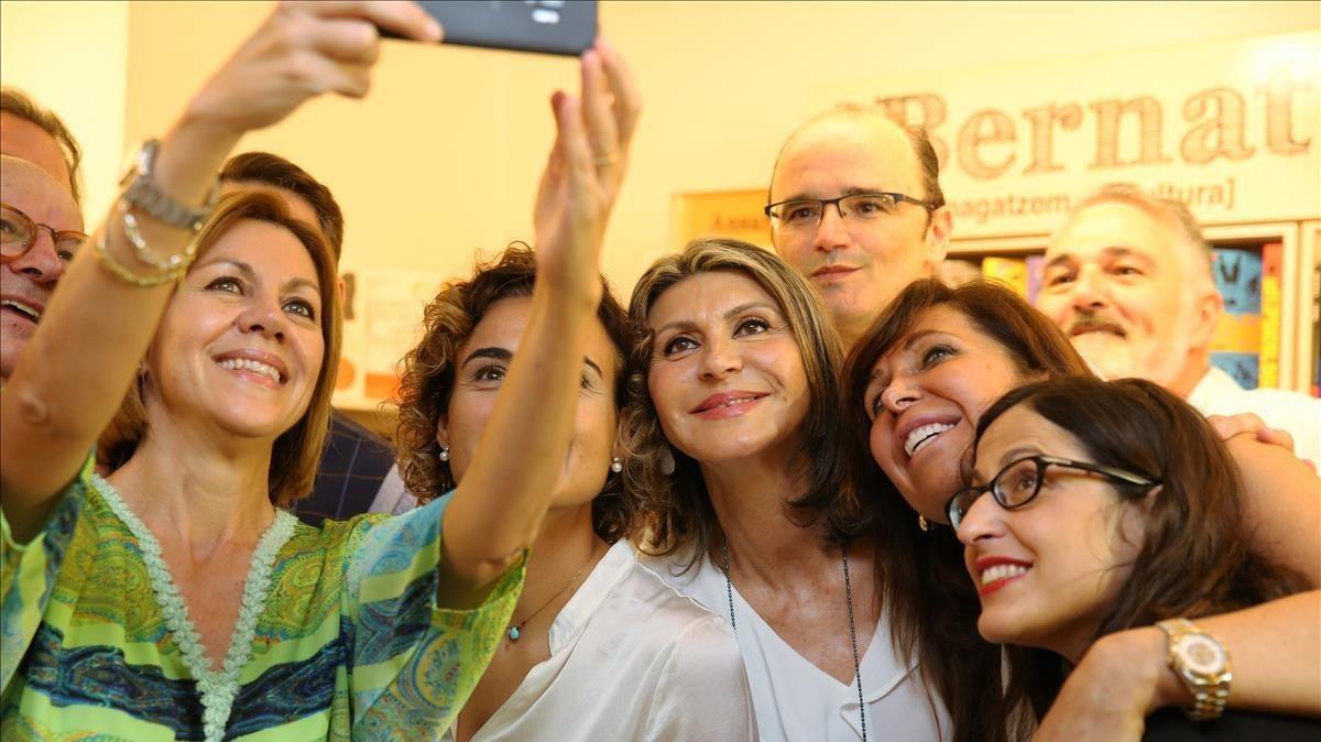 María Dolores de Cospedal, acompañada de la ex ministra Dolors Montserrat, fotografiándose con afiliados y simpatizantes en la sede del PP en Barcelona.