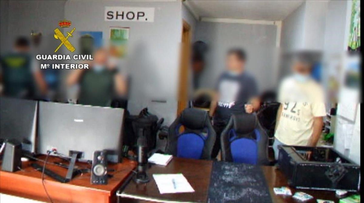 Tres detinguts a Barcelona per estafes massives amb vendes 'online' de tecnologia Tres detinguts a Barcelona per estafes massives amb vendes 'online' de tecnologia