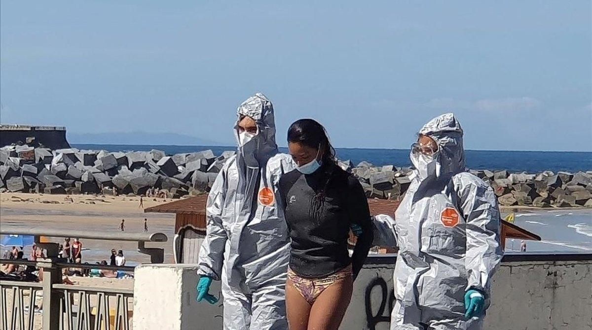 Detinguda a Sant Sebastià quan practicava surf, saltant-se el confinament després de donar positiu Detinguda a Sant Sebastià quan practicava surf, saltant-se el confinament després de donar positiu