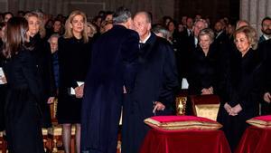 Felipe VI besa a su padre, Juan Carlos I, el 29 de enero de 2020, en el funeral de su hermana la infanta Pilar en el Real Monasterio de San Lorenzo de El Escorial. 