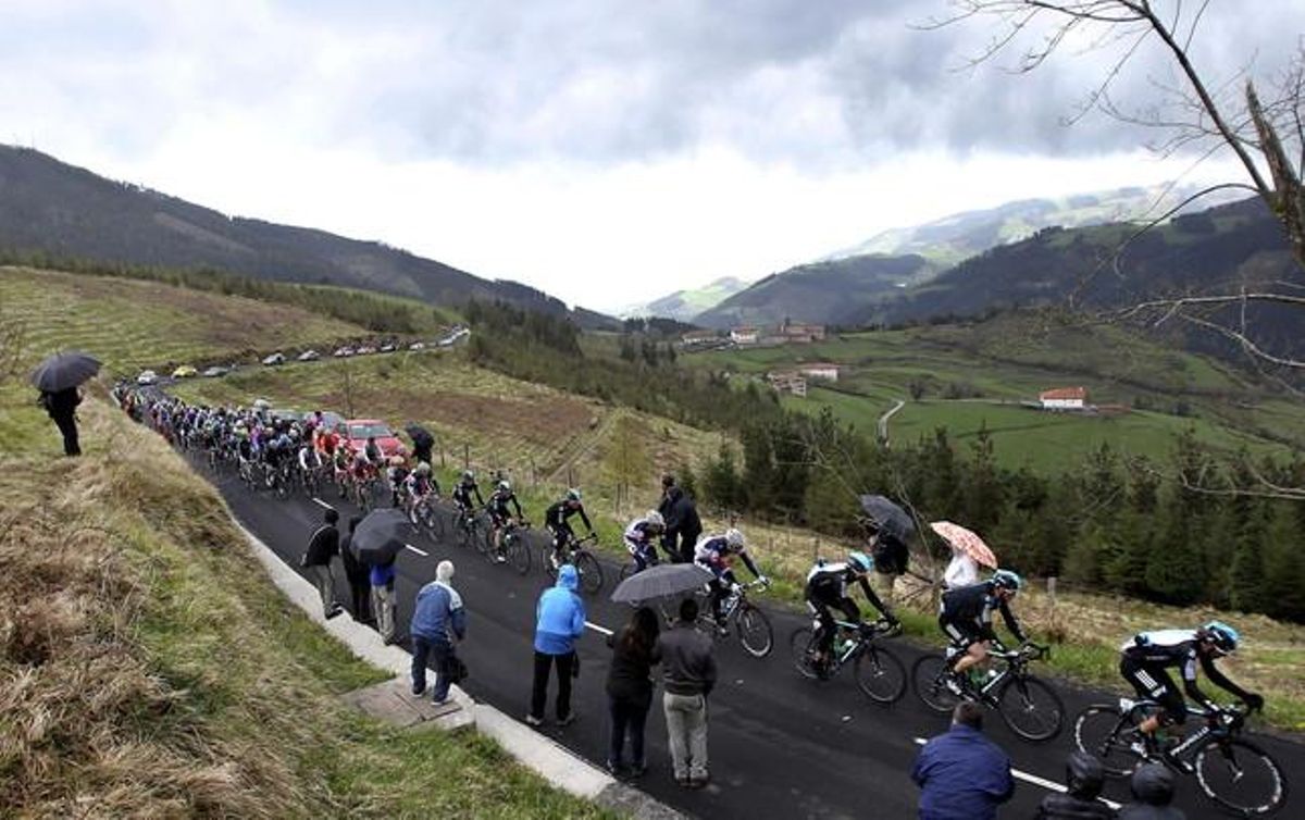 El pelotón transita por el alto de Elosúa en la Vuelta al País Vasco. El pelotón transita por el alto de Elosúa en la Vuelta al País Vasco.