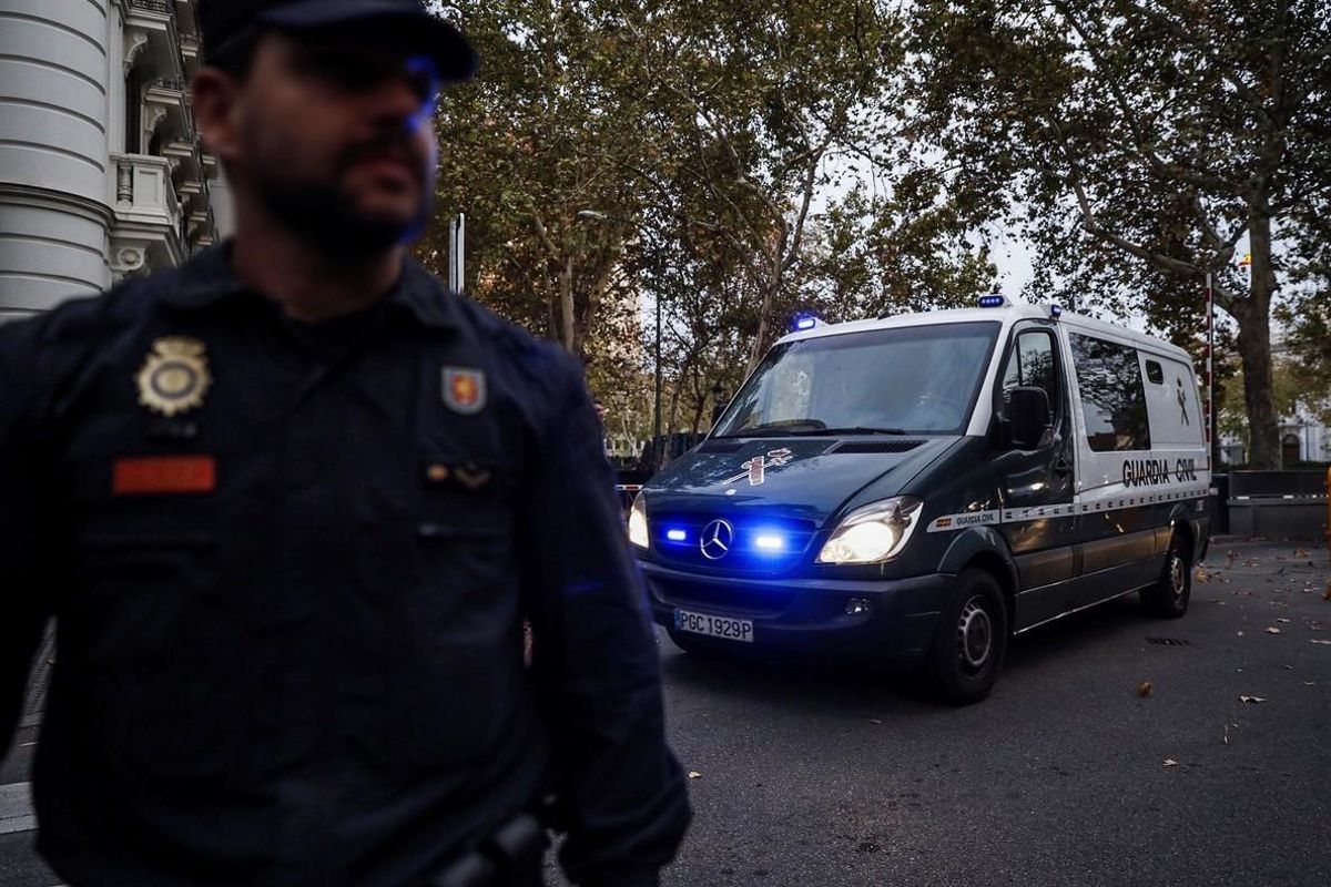 GRAF549. MADRID, 02/11/2017.- Un furgón de la Guardia Civil sale de la Audiencia Nacional, en Madrid, tras conocerse la decisión de la juez de la Audiencia Nacional Carmen Lamela, decretando prisión incondicional sin fianza para el exvicepresidente catalán Oriol Junqueras y para siete exconsellers, mientras que ha impuesto una fianza de 50.000 euros al exconseller de Empresa Santi Vila para poder salir de la cárcel. De este modo, la juez asume por completo la petición de la Fiscalía y envía a la cárcel por riesgo de fuga y de reiteración delictiva a Junqueras y los ocho exconsellers que han comparecido hoy ante la juez. EFE/Emilio Naranjo GRAF549. MADRID, 02/11/2017.- Un furgón de la Guardia Civil sale de la Audiencia Nacional, en Madrid, tras conocerse la decisión de la juez de la Audiencia Nacional Carmen Lamela, decretando prisión incondicional sin fianza para el exvicepresidente catalán Oriol Junqueras y para siete exconsellers, mientras que ha impuesto una fianza de 50.000 euros al exconseller de Empresa Santi Vila para poder salir de la cárcel. De este modo, la juez asume por completo la petición de la Fiscalía y envía a la cárcel por riesgo de fuga y de reiteración delictiva a Junqueras y los ocho exconsellers que han comparecido hoy ante la juez. EFE/Emilio Naranjo