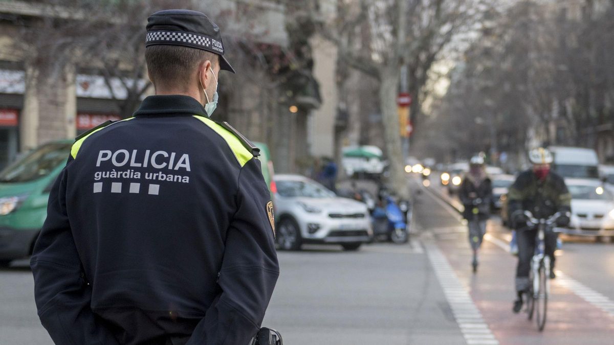 Un agente de la Guardia Urbana en el cruce de Diputació con Urgell en enero pasado. Un agente de la Guardia Urbana en el cruce de Diputació con Urgell en enero pasado.
