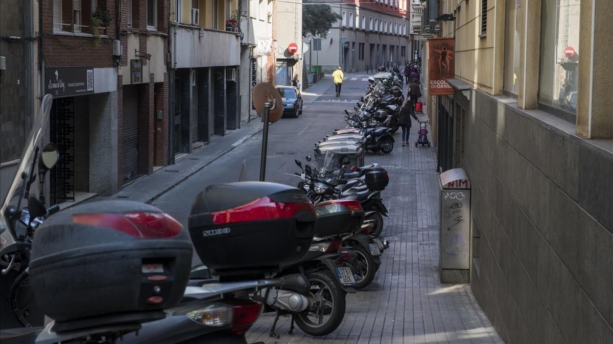 Calle de Francolí. Motos aparcada en batería en una acera de menos de tres metros. No deberían estar ahí. Calle de Francolí. Motos aparcada en batería en una acera de menos de tres metros. No deberían estar ahí.
