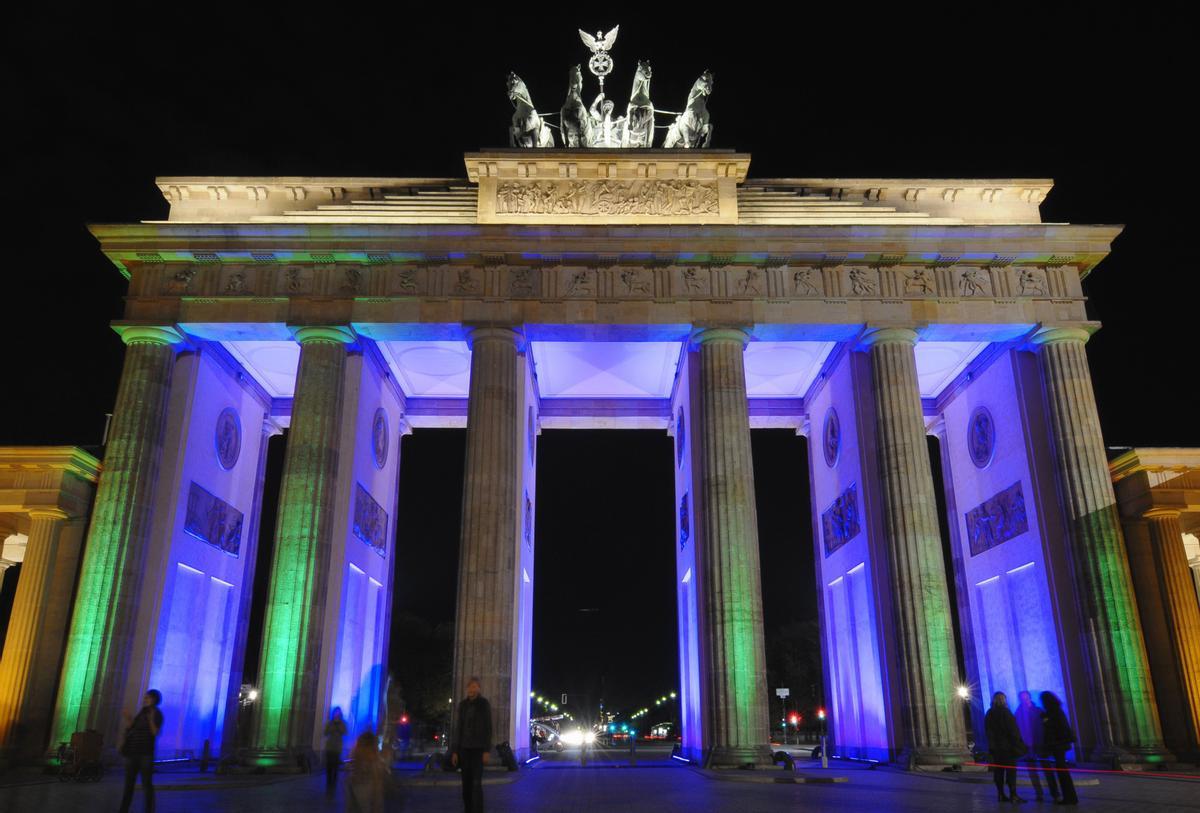 La Puerta de Brandenburgo iluminada con colores.