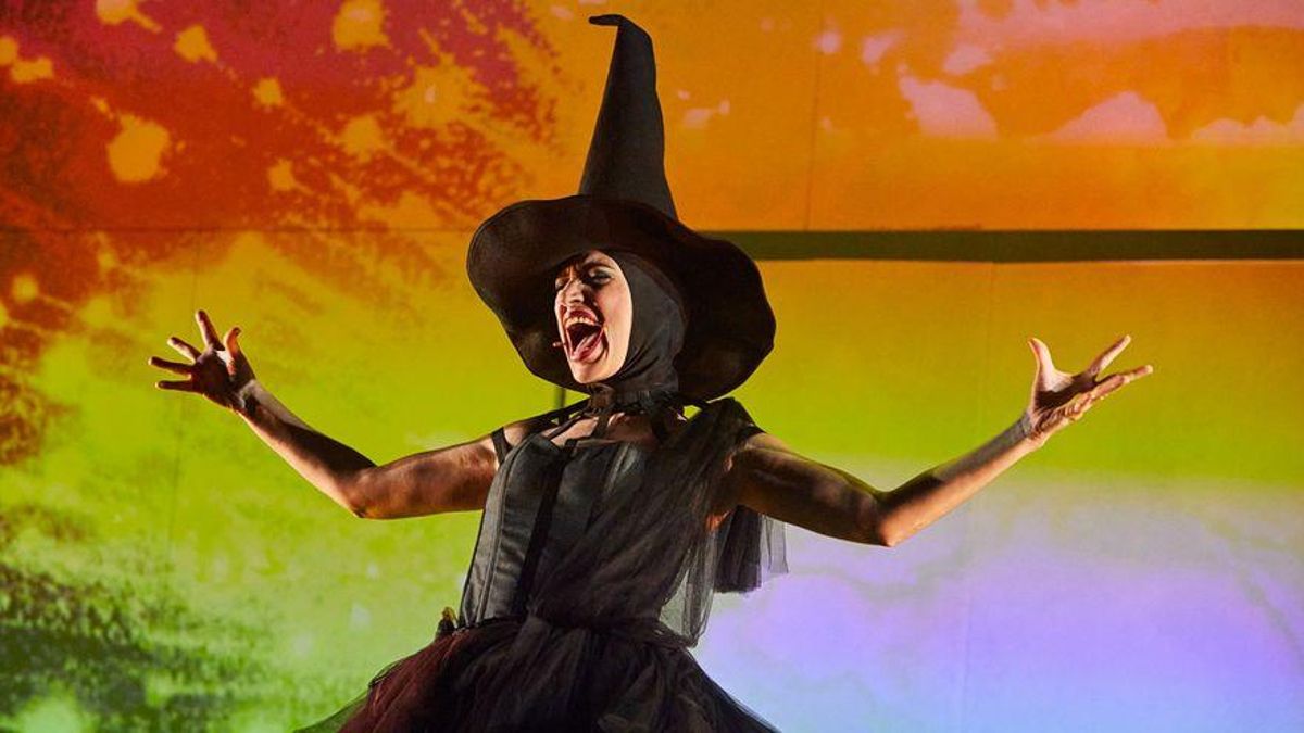 Elena Gadol, en el papel de bruja en la obra del Condal ’El Mago de Hoz’. Elena Gadol, en el papel de bruja en la obra del Condal ’El Mago de Hoz’.