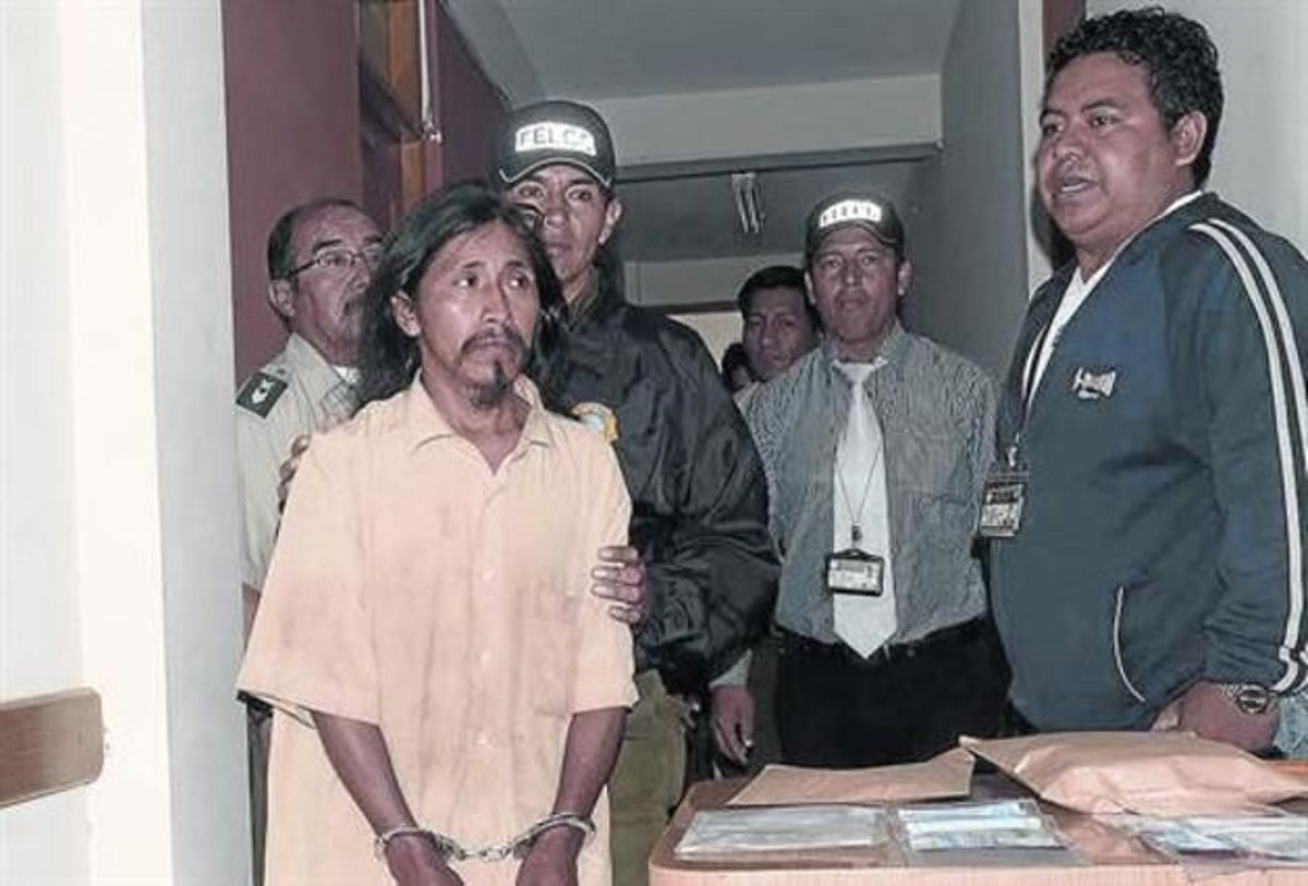 Unos policías conducen a Grover Morales a declarar ante un juez, en Cochabamba (Bolivia), el pasado marzo. Unos policías conducen a Grover Morales a declarar ante un juez, en Cochabamba (Bolivia), el pasado marzo.