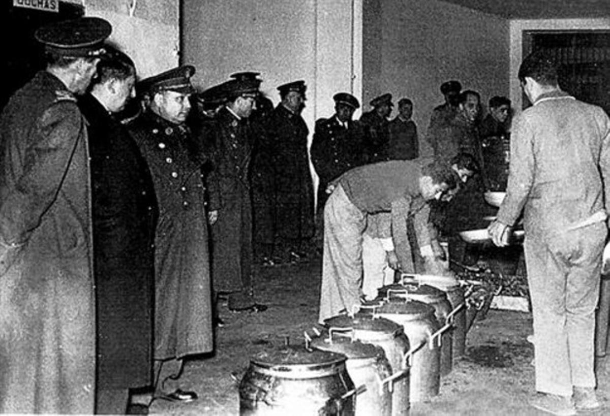 Reparto de comida a los presos durante la posguerra.