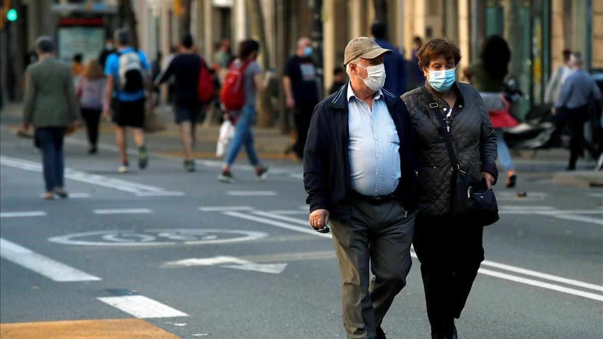 Vecinos del barrio de Sants de Barcelona, ayer. Vecinos del barrio de Sants de Barcelona, ayer.