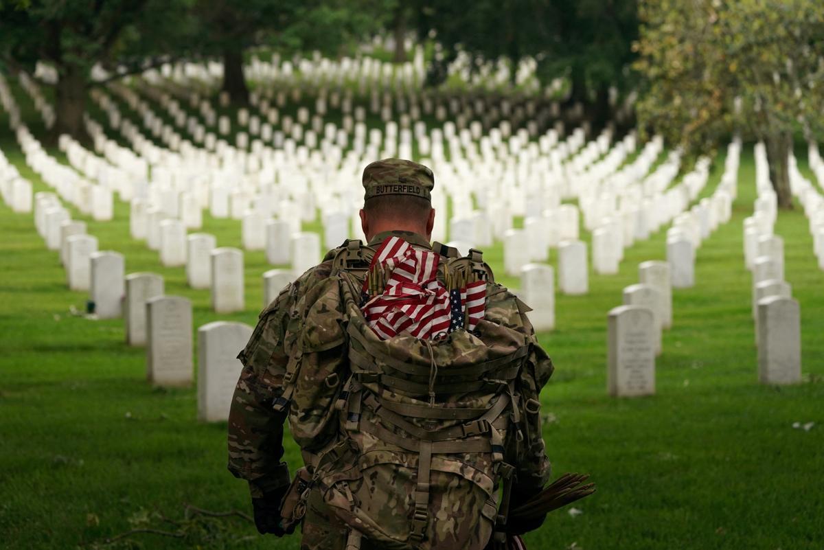 Colocación de banderas en el Cementerio Nacional de Arlington