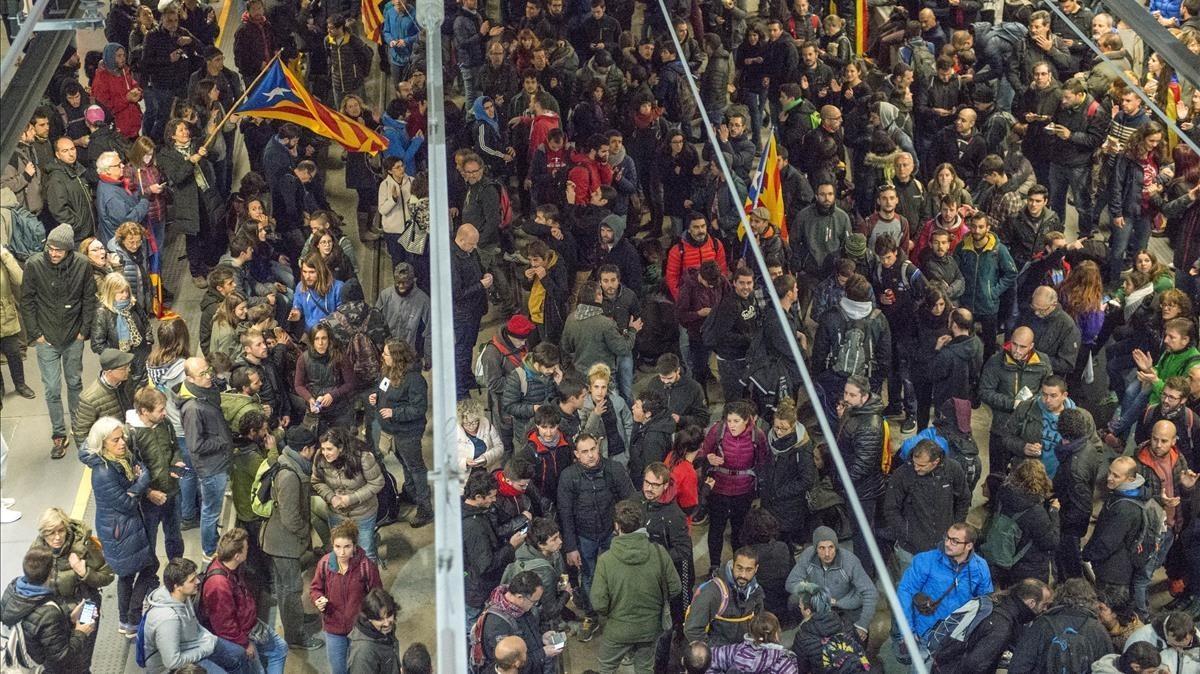 Los manifestantes han accedido a las vías del AVE en Girona.