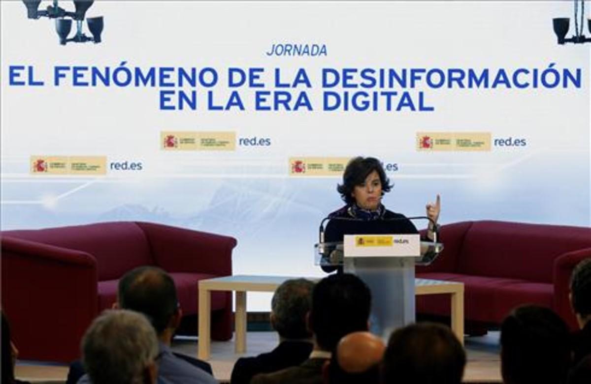 Sáenz de Santamaría reinvidica el papel de los medios "serios" ante las noticias falsas