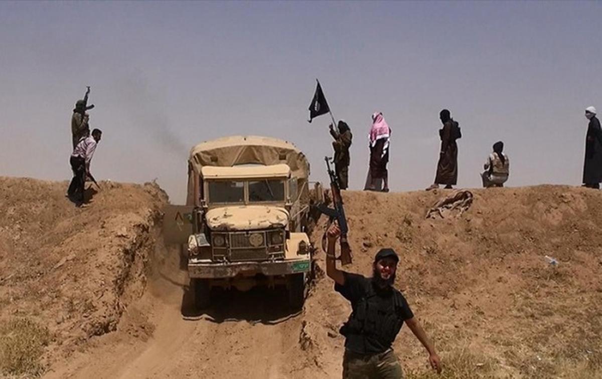 Imatge de combatents de l’Estat Islàmic a Iraq, a prop de la frontera siriana, feta pública en un compte gihadista de Twitter.