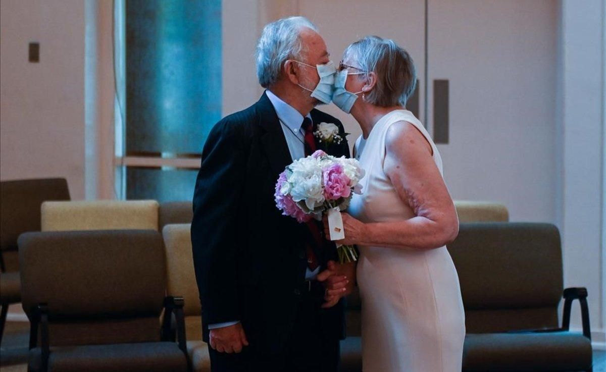 Una pareja contrae matrimonio en Alexandria (Virginia). Una pareja contrae matrimonio en Alexandria (Virginia).
