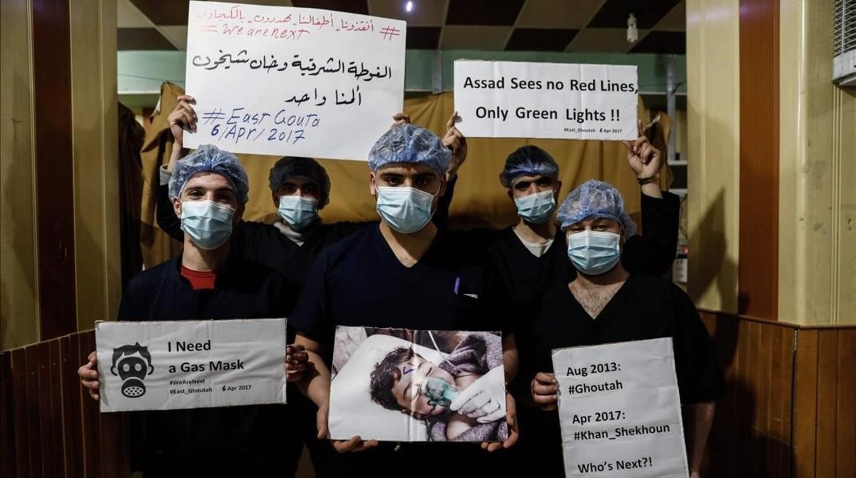 El personal especializado en el hospital especializado de Damasco muestra su solidaridad con las víctimas.