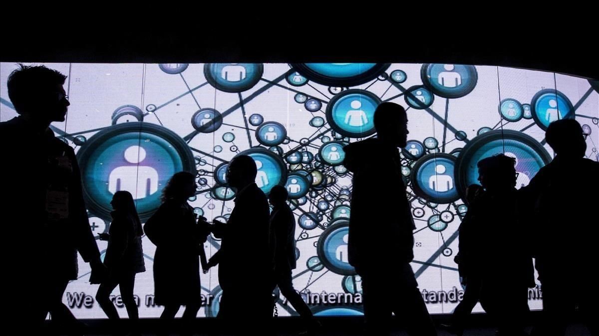 Visitantes del Mobile World Congress ante una enorme pantalla, el año pasado Visitantes del Mobile World Congress ante una enorme pantalla, el año pasado